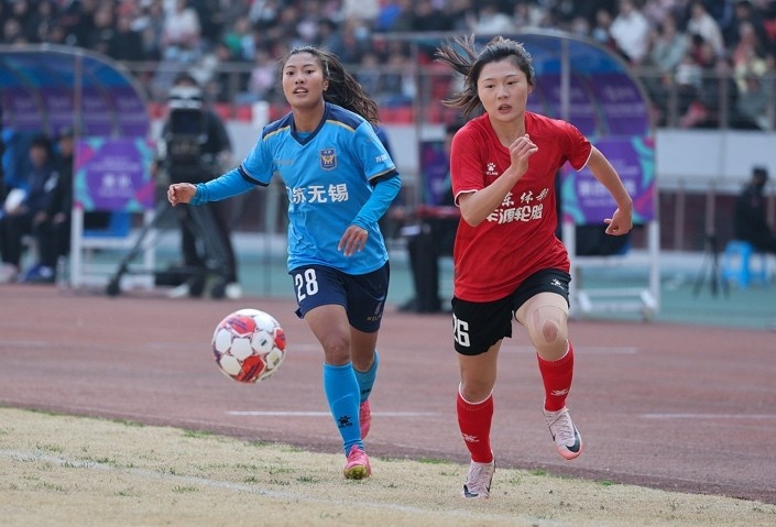 山東體彩女足隊員孫方欣(圖右紅衣)憑借在聯(lián)賽中的突破表現(xiàn)，去年入選了女足國家隊